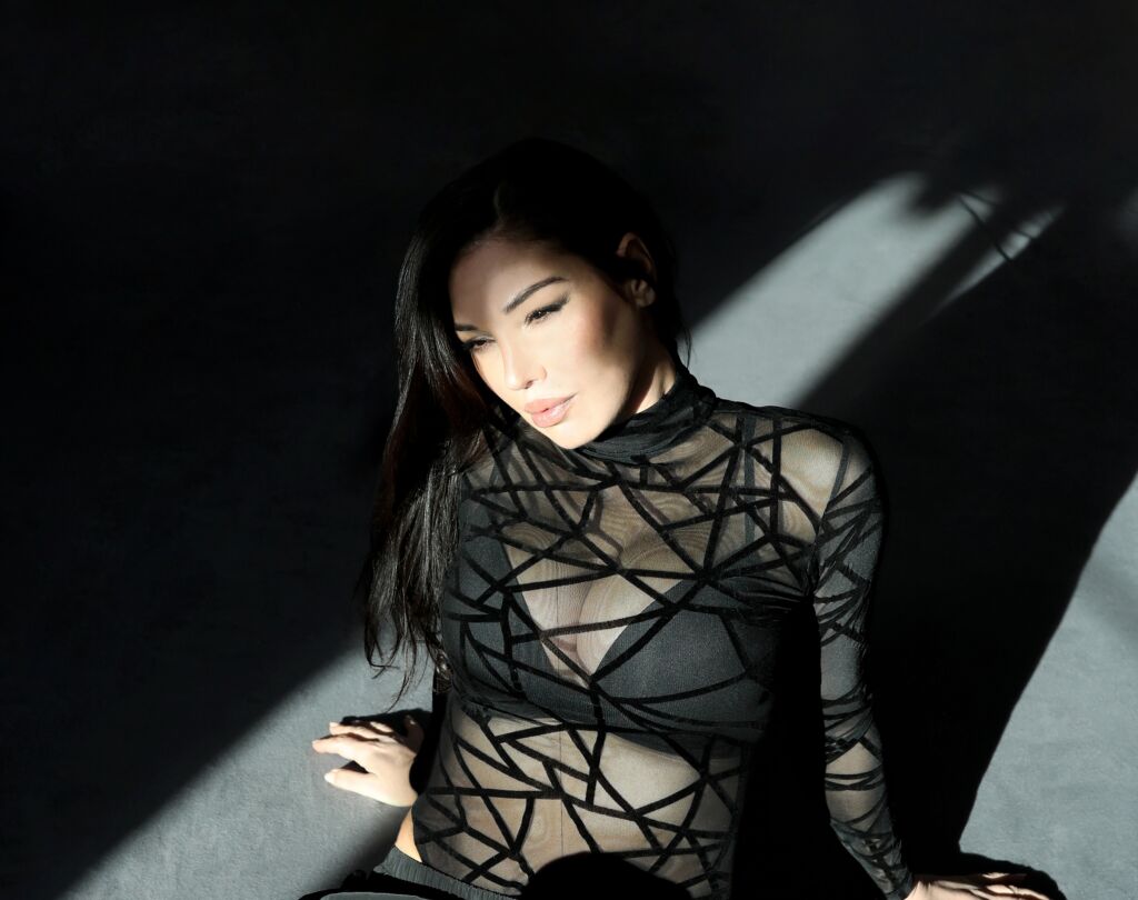Simina Grigoriu Remixes Tom Wax’s ‘The Sound Of The Future’