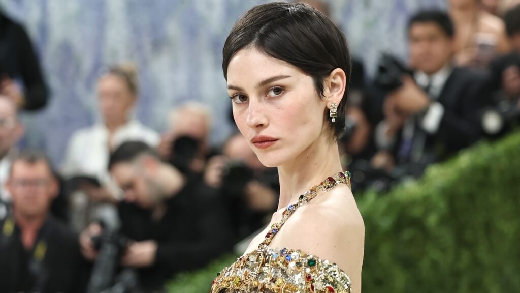 Gracie Abrams Addresses ‘Nepo Baby’ Discourse with Candid Reflection