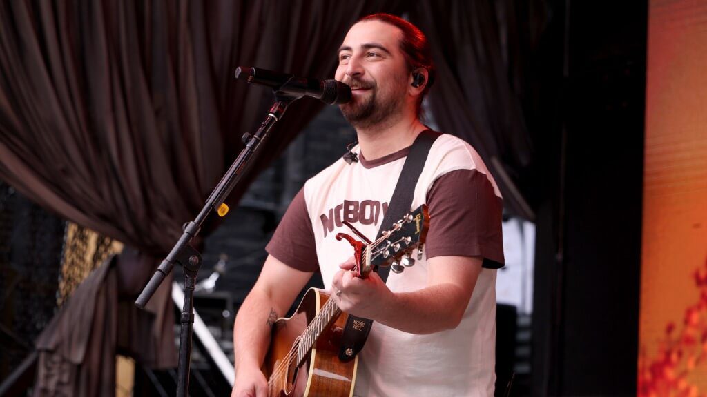 Noah Kahan Embraces Furry Community During Pittsburgh Concert
